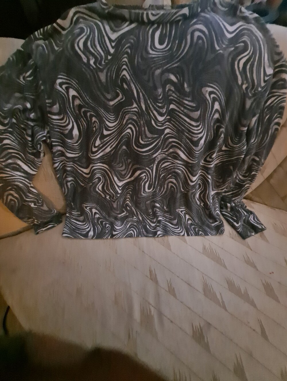 Wavy Print Long-Sleeve Women’s Top - Black & White